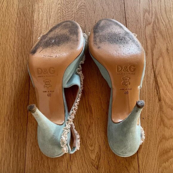 Very demure...very delicate!  Vintage Dolce & Gabbana suede and lace heels, 40 - Picture 10 of 10